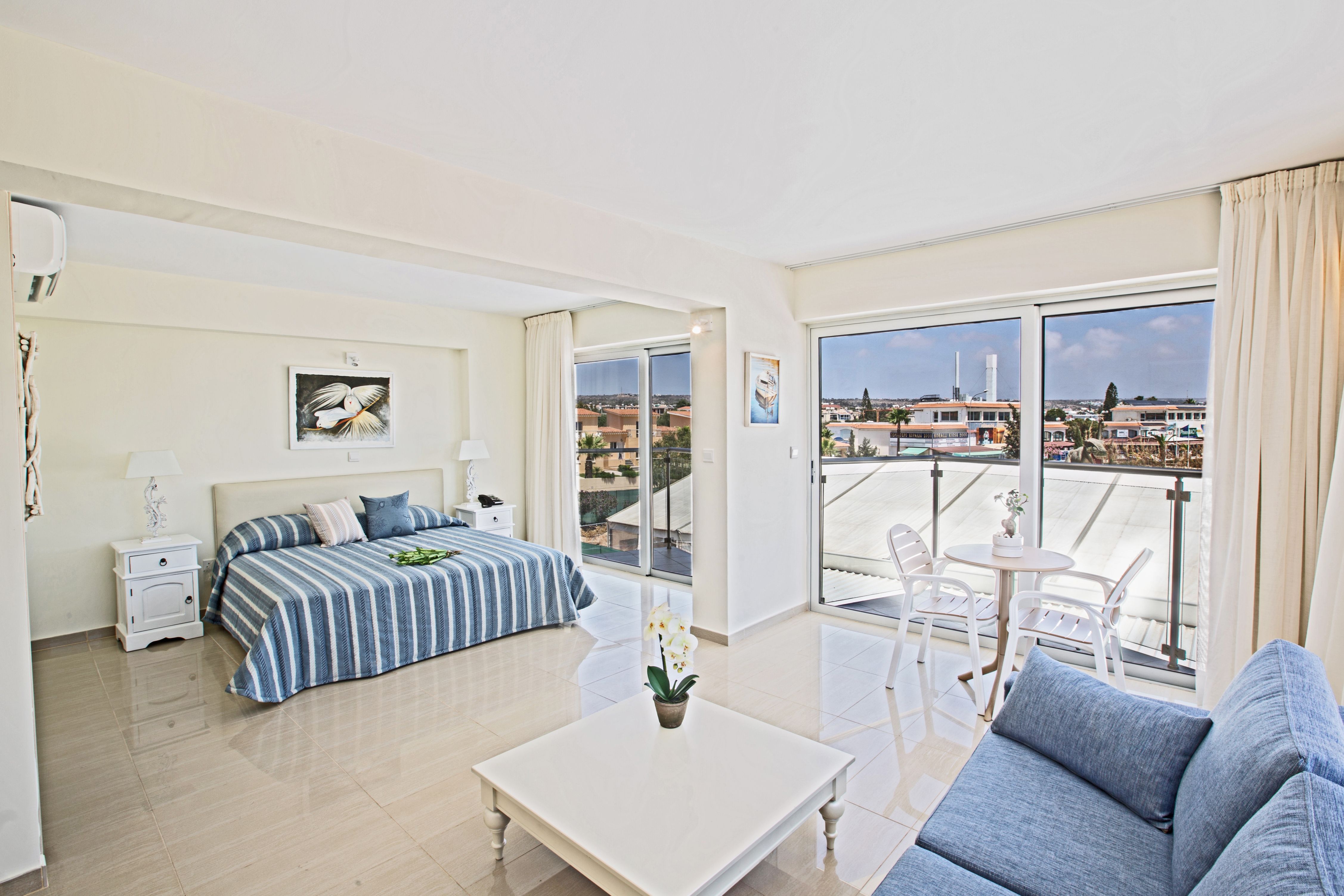 SUITE FAMILY ROOM SIDE SEA VIEW
