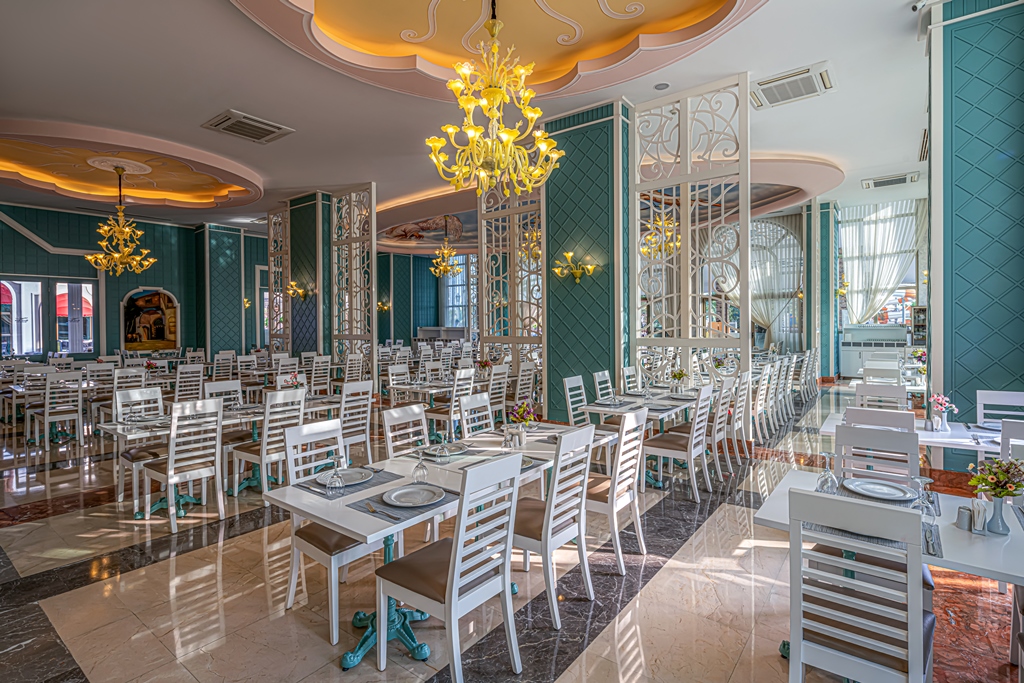 MAIN RESTAURANT