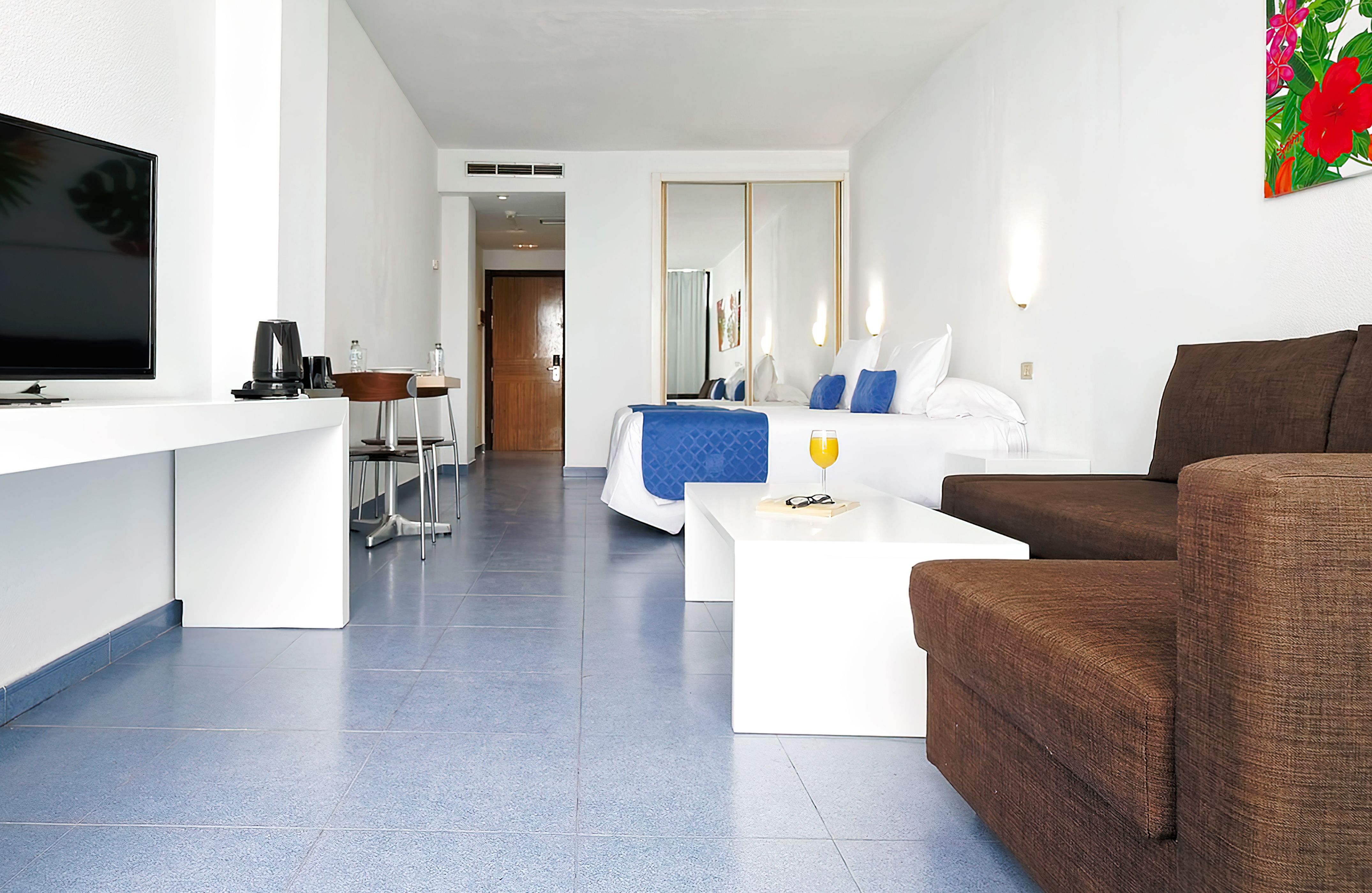 STUDIO BALCONY OR TERRACE