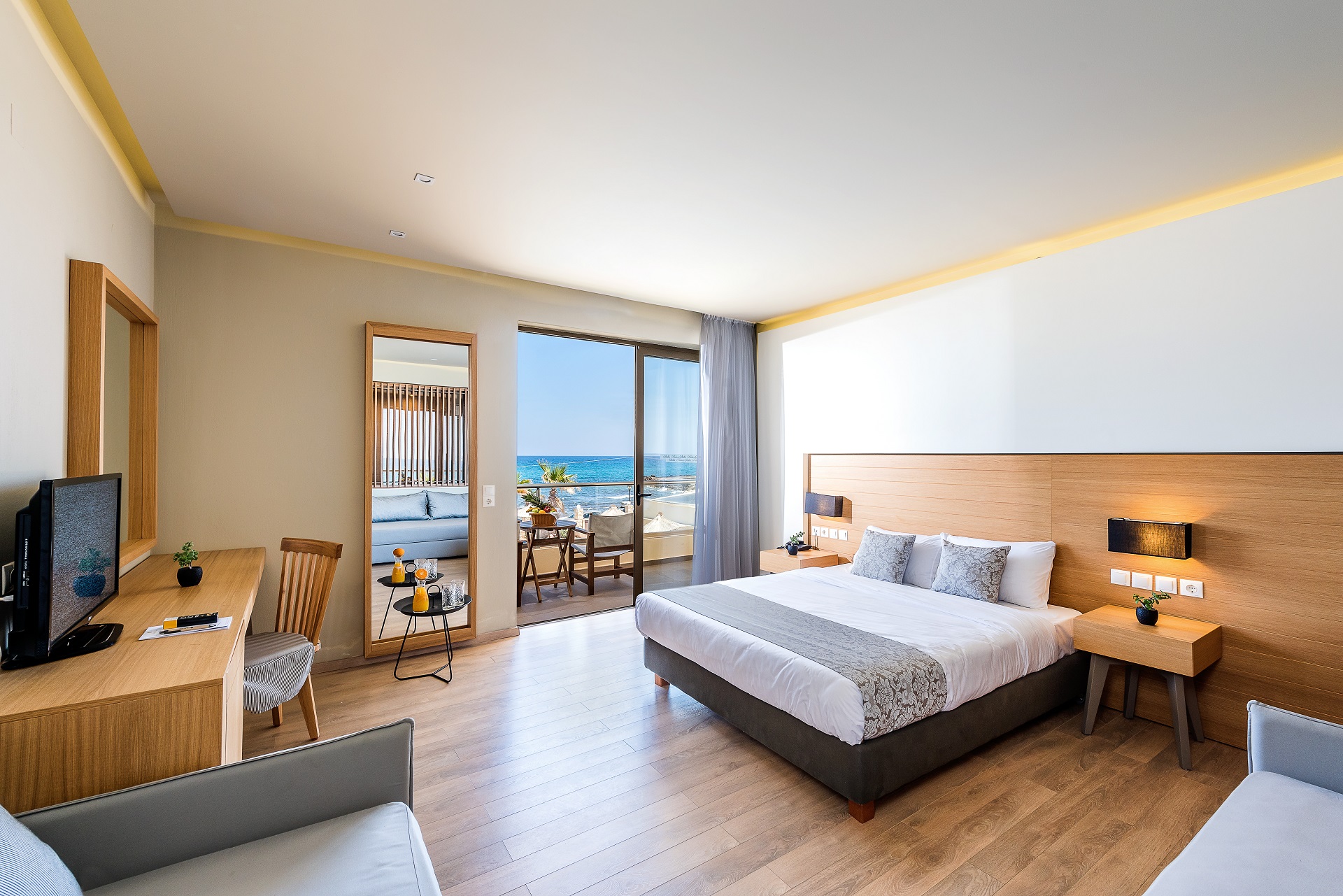 SUPERIOR ROOM WITH SEA VIEW AND SHARING POOL