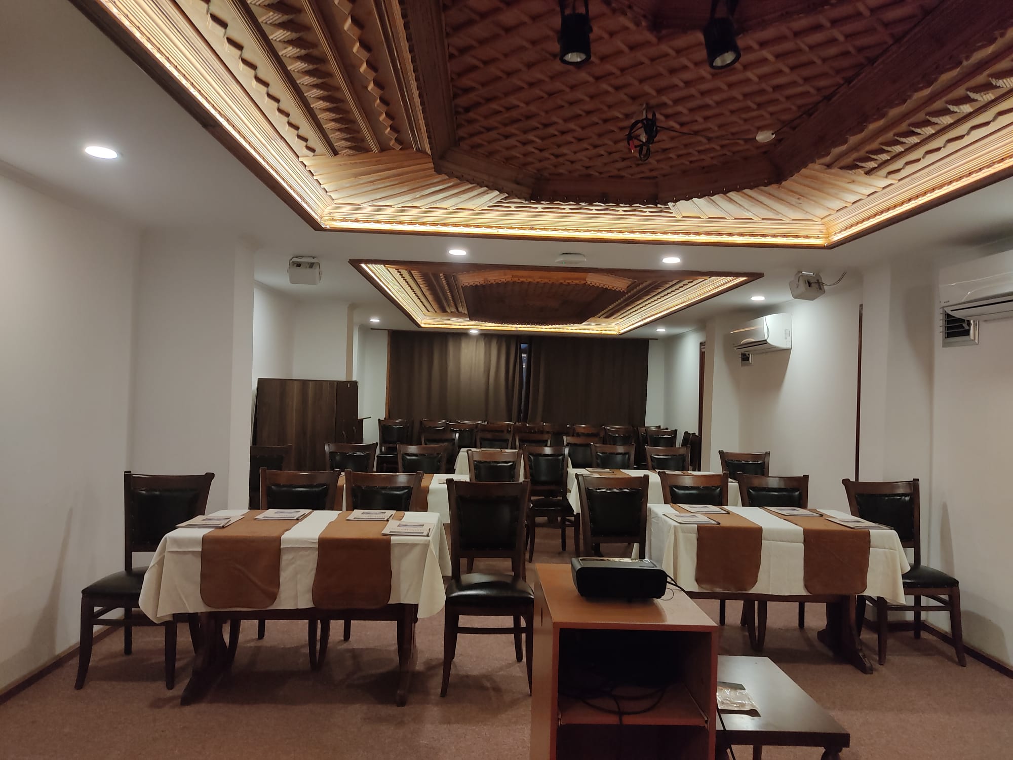 MICE (servicii de organizare de întâlniri, conferințe, alte evenimente)