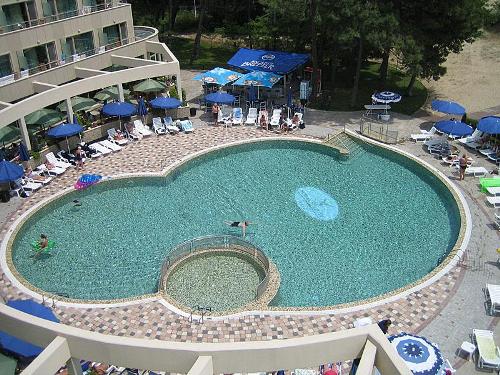 Hotel Jeravi piscina.jpg