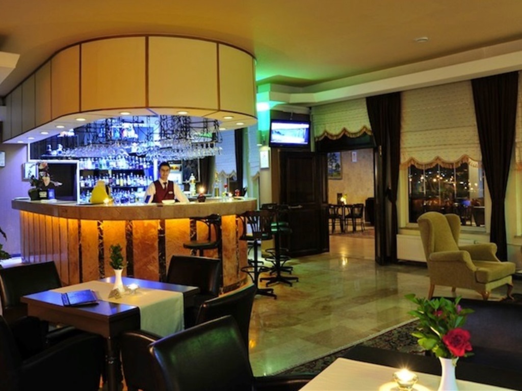 LOBBY BAR