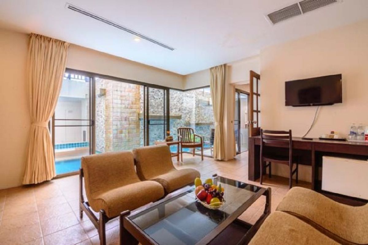 JUNIOR SUITE POOL ACCESS ROOM