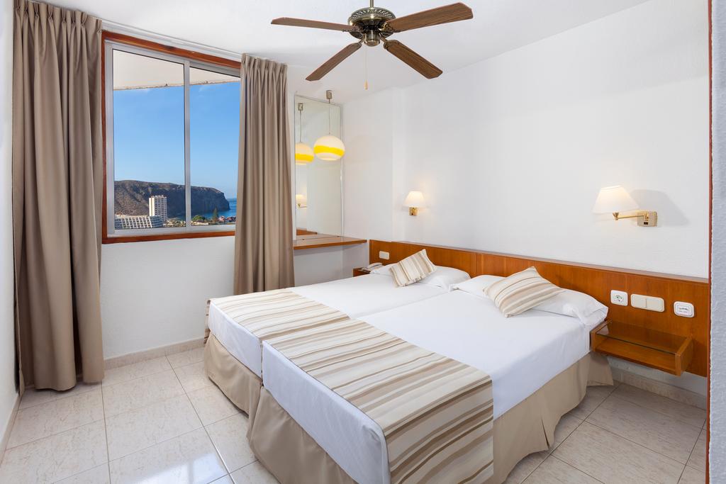 TWIN ROOM WITH LOUNGE