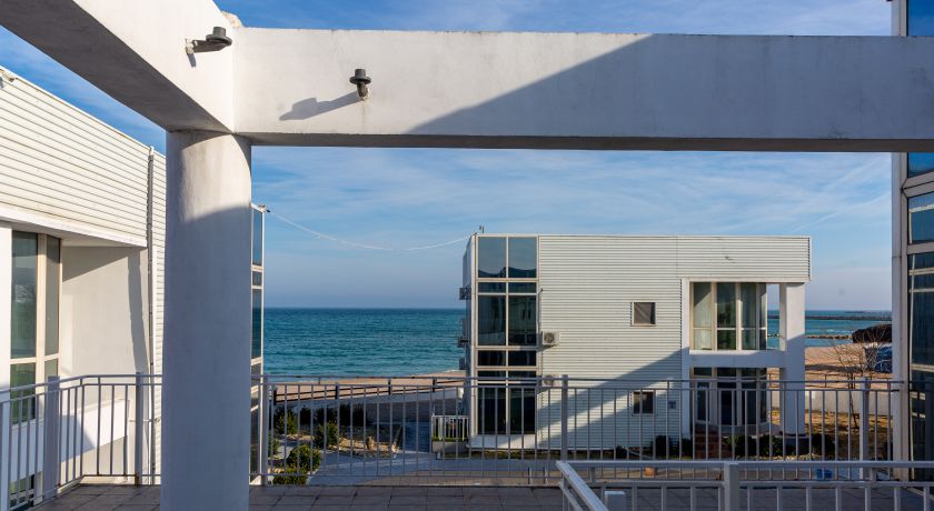 VILA 3-CAMERA 3- ETAJ 1 CU TERASA SI VEDERE PARTIALA LA MARE 