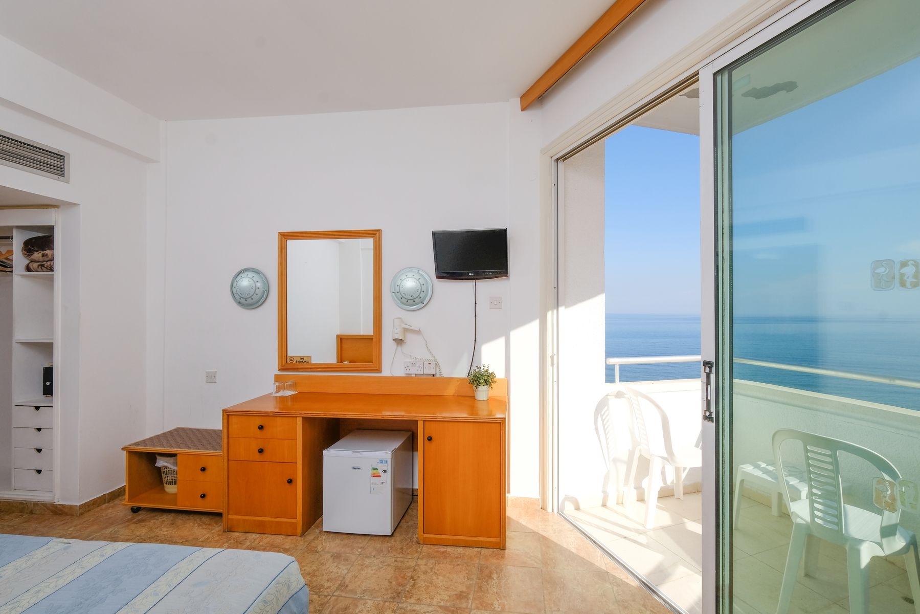 Double Standard Room (LateralSeaView, Balcony)	