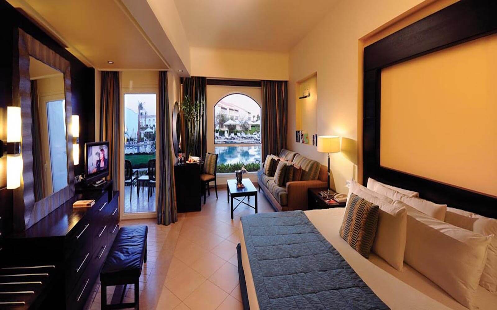 Amr+Ibrahim+-+Blue+Bay-Executive+Room-3f5063a3-1920w.jpg
