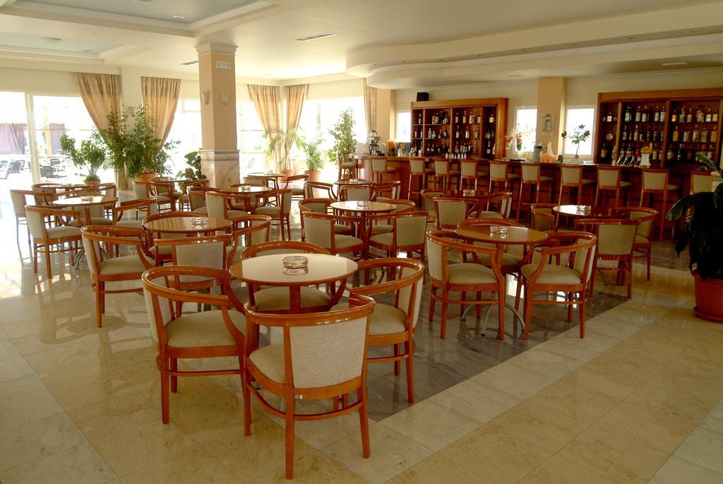 MAIN RESTAURANT 