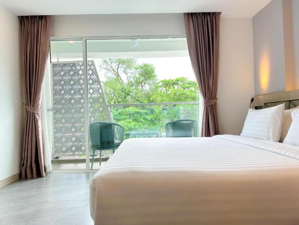 Deluxe King Balcony City View Room
