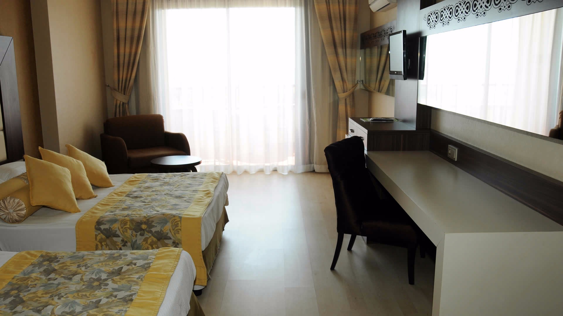 FAMILY ROOM 1