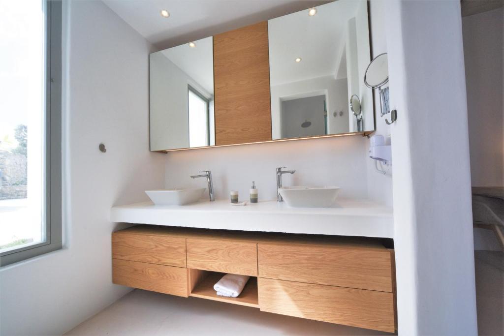 Deluxe Suite with Jetted Tub & Pool View