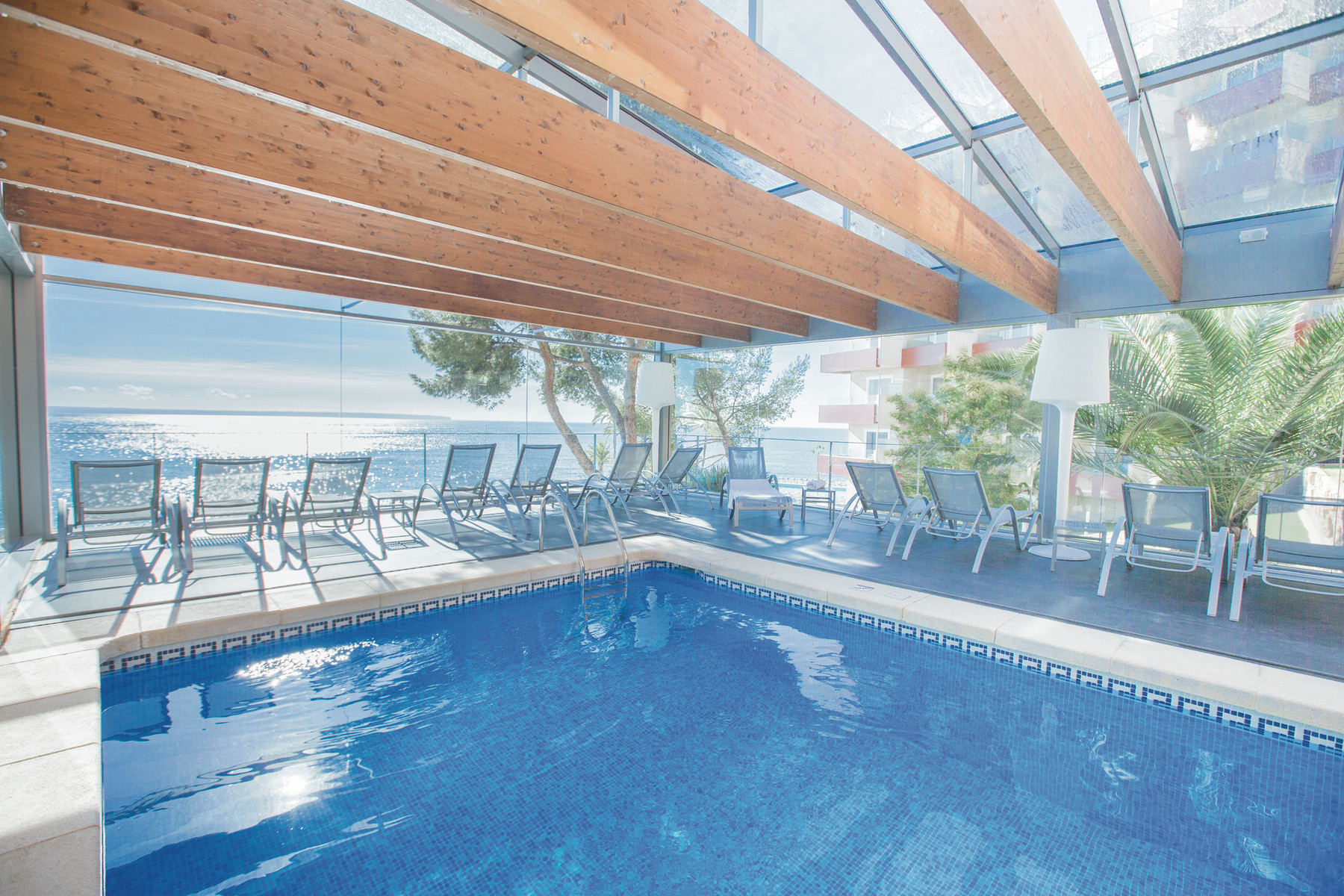 Piscina exterioara/interioara