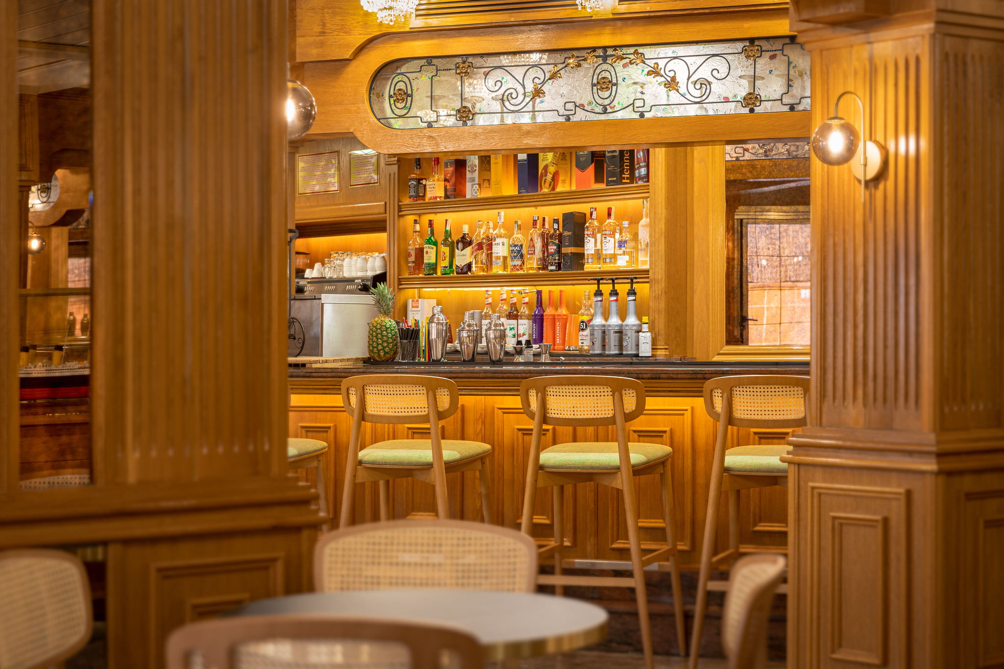 LOBBY BAR
