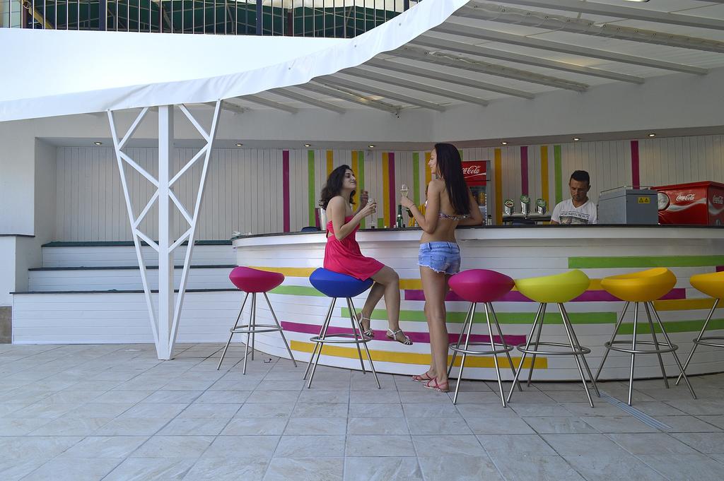 Pool Bar