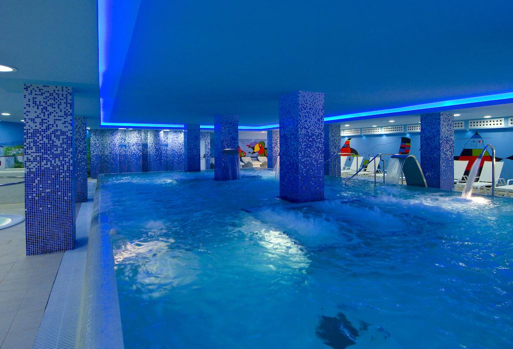 Piscină interioară
