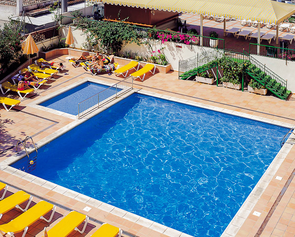 Mallorca, Hotel Roc Linda, piscina exterioara, sezlonguri.jpg