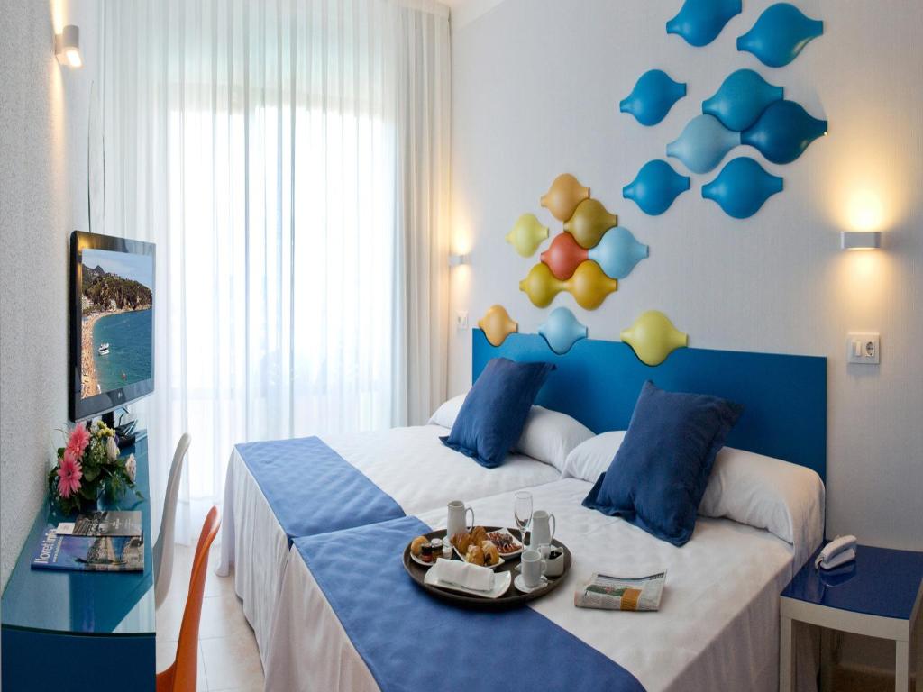 TWIN PLUS ROOM POOL VIEW BALCONY OR TERRACE