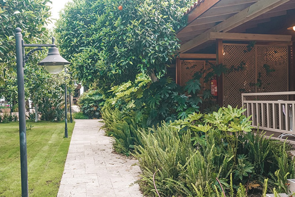 KUMQUAT ROOM