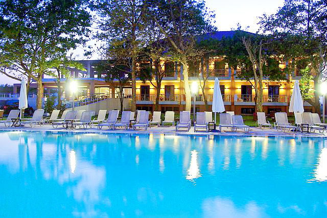 Olympic Beach, Hotel Giannoulis, exterior, hotel, piscina, sezlonguri.jpg