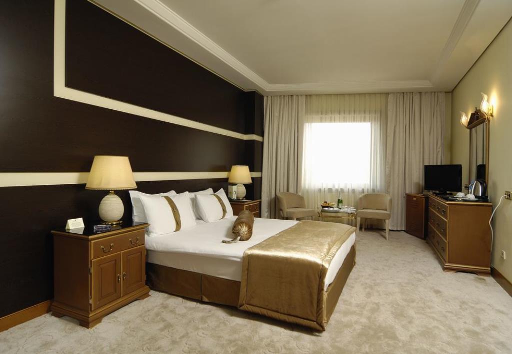 Honeymoon Suite