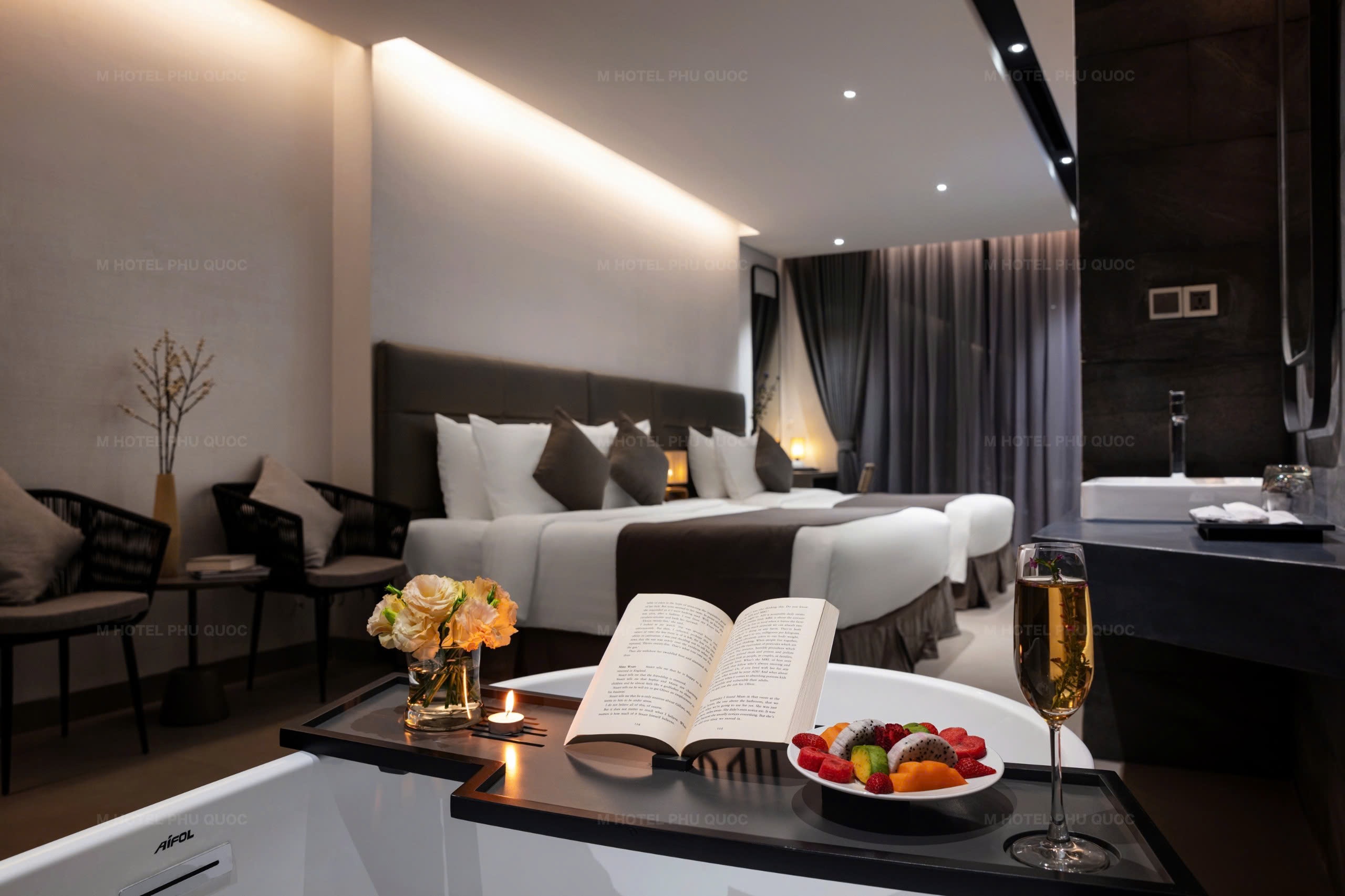 DELUXE TRIPLE SUITE CITYVIEW WITH BALCONY