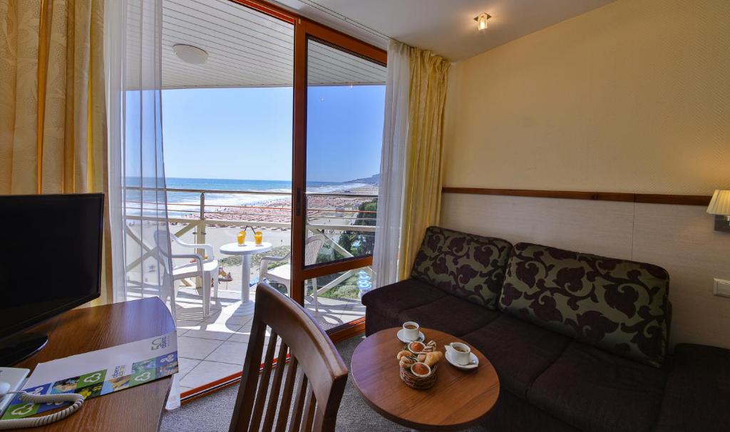 TWIN STANDARD ROOM (BALCONY OR TERRACE LOW COST)