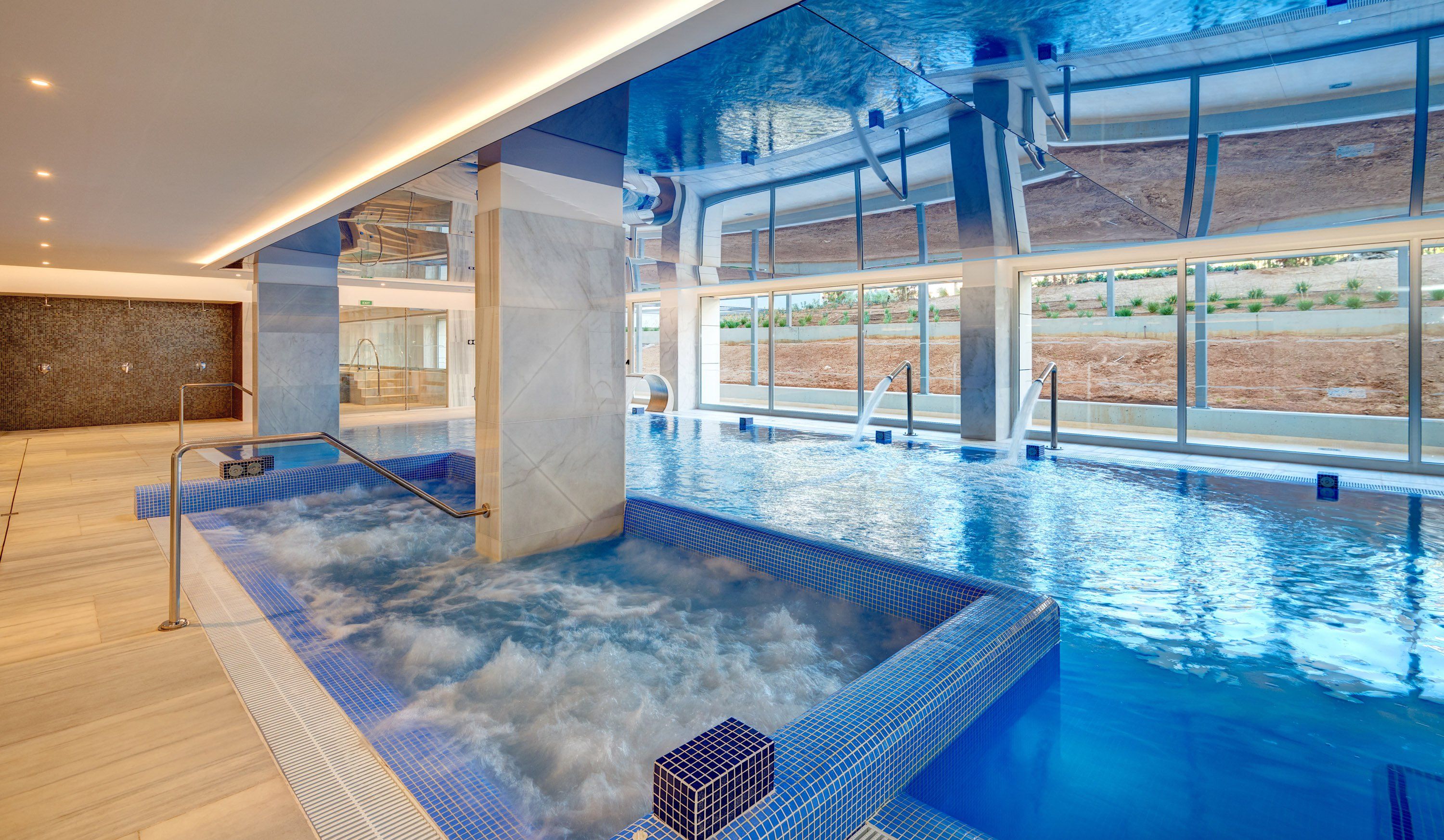 Piscină interioară