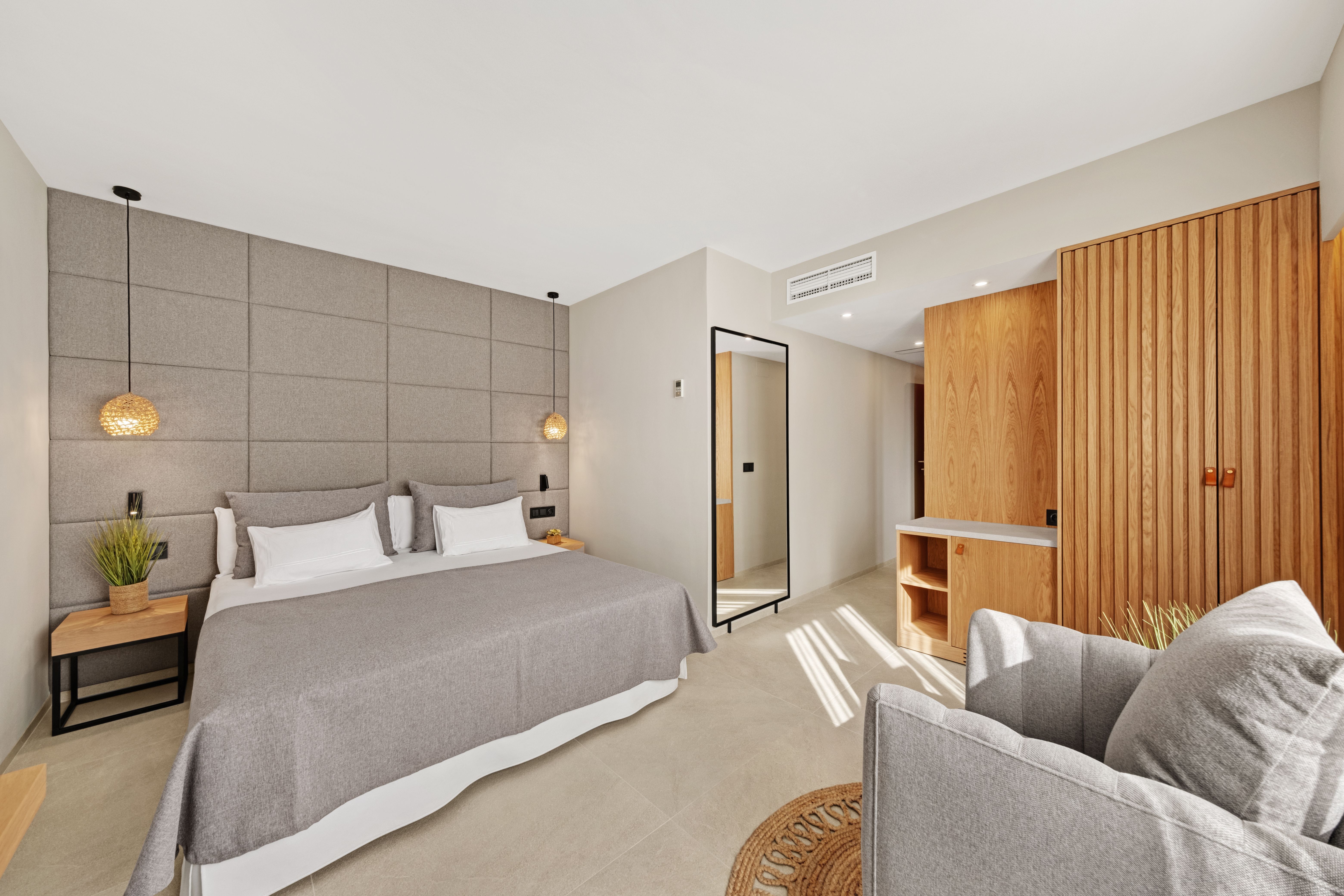 DOUBLE WITH DOUBLE BED