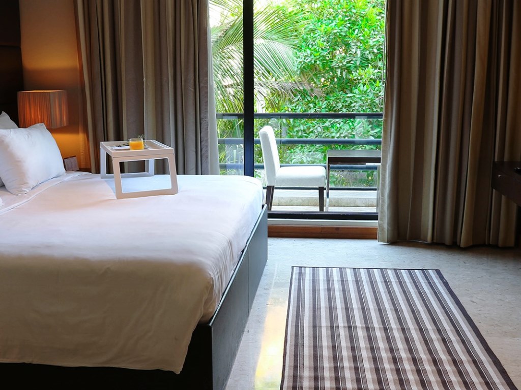 BALCONY ROOM