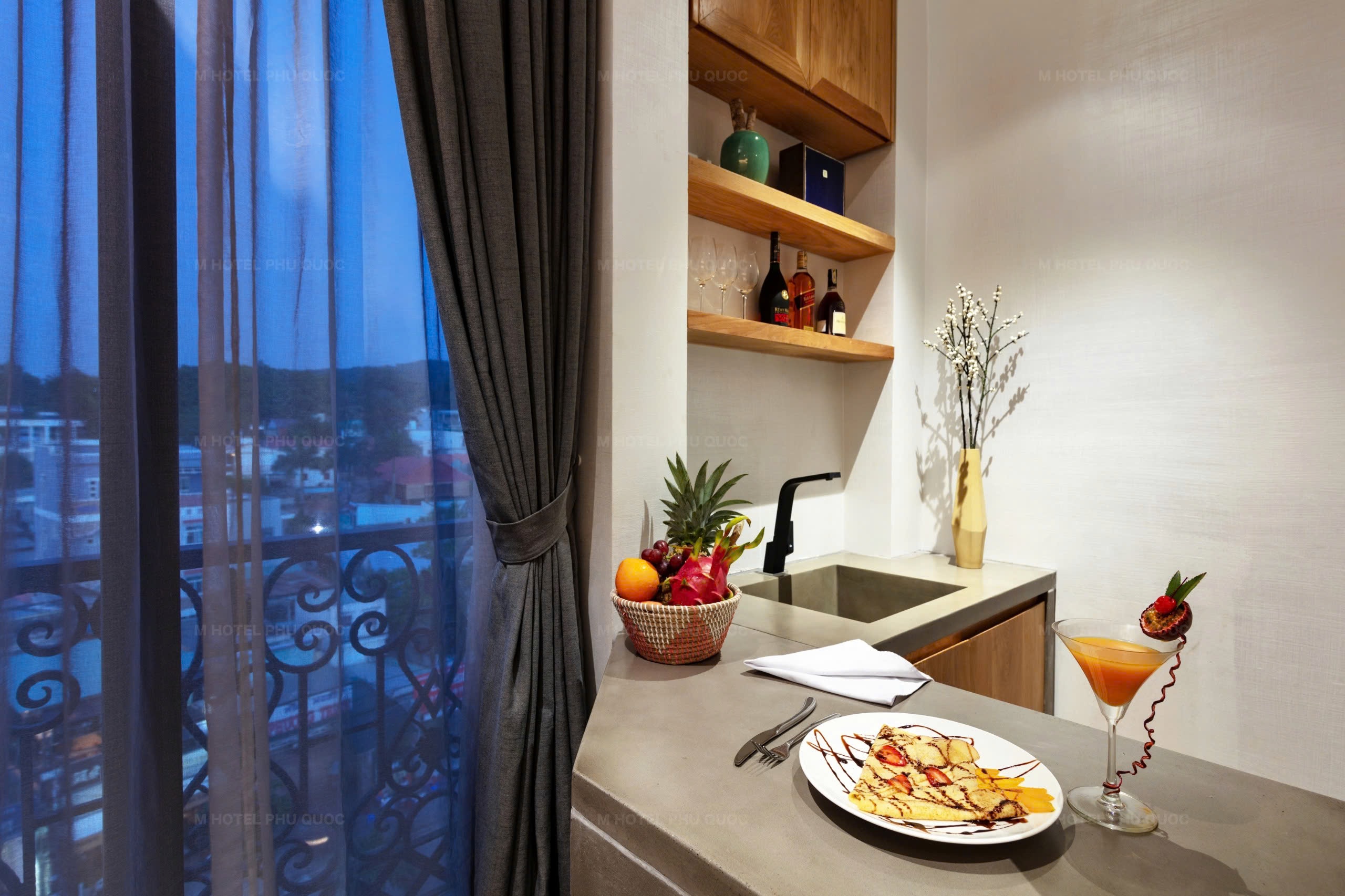 DELUXE TRIPLE SUITE CITYVIEW WITH BALCONY