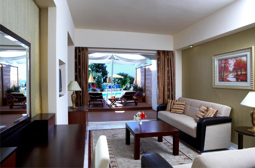 JUNIOR SUITE POOL FRONT 