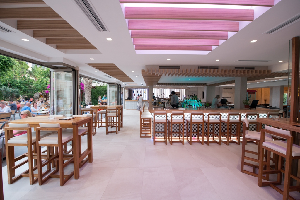 MAIN BAR MYTHOS
