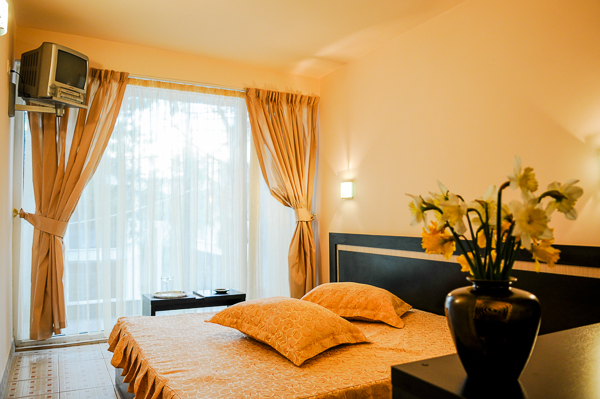 Eforie Nord, Hotel Club Dunarea, camera, pat, TV.jpg