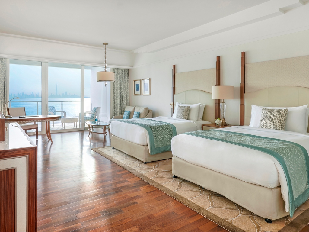 Queen Deluxe Skyline Sea View Room