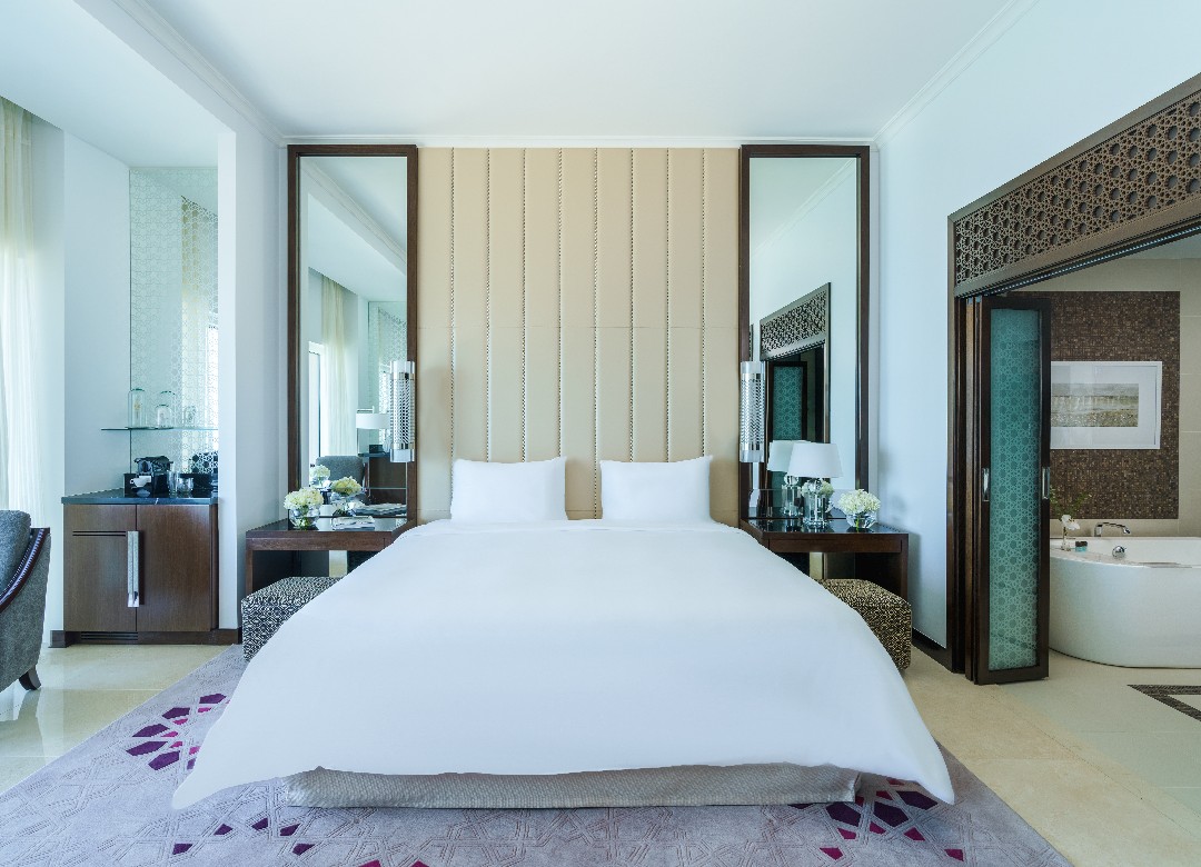 DELUXE ROOM SEA VIEW KING / TWIN