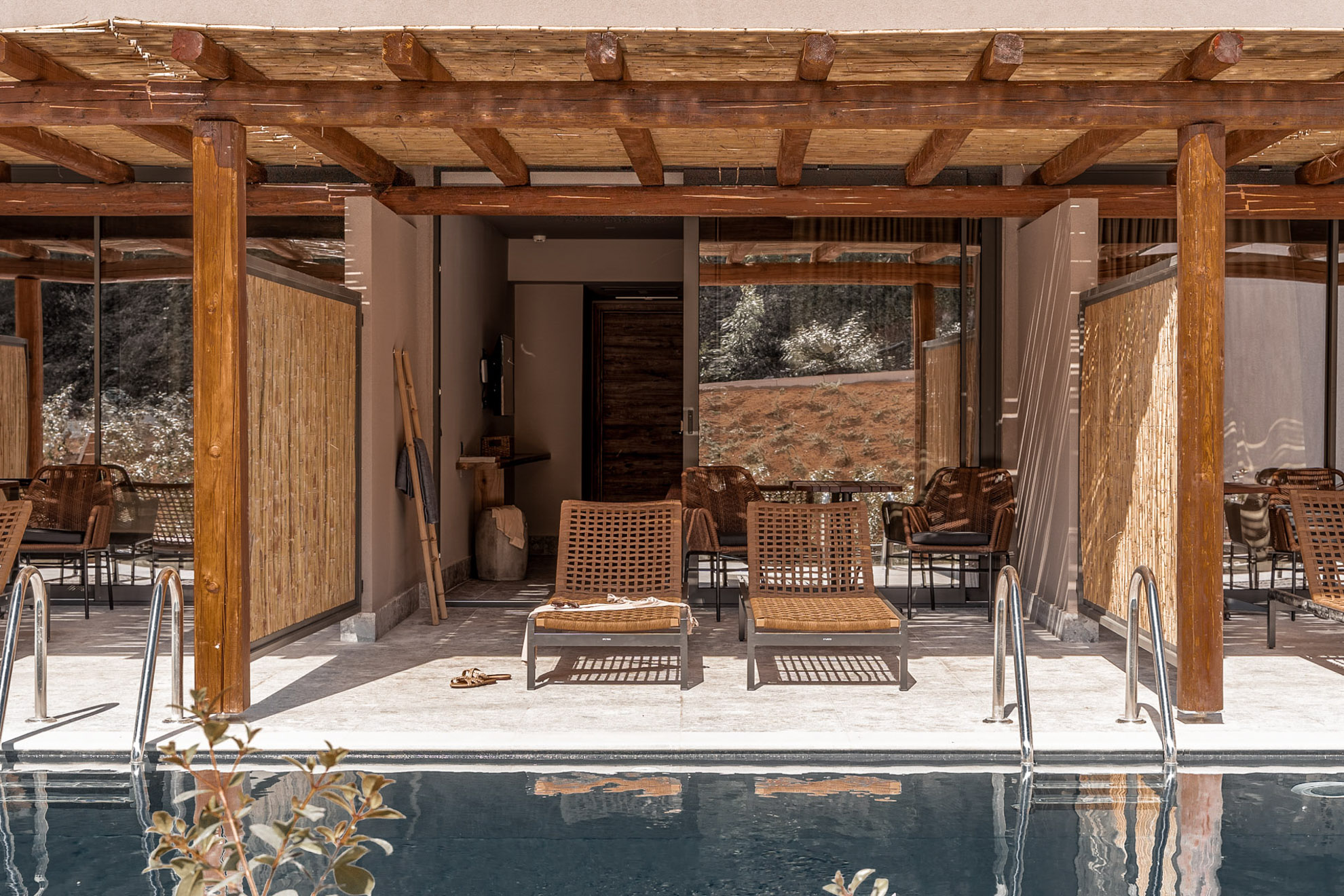 Double Swim Up Pool Room