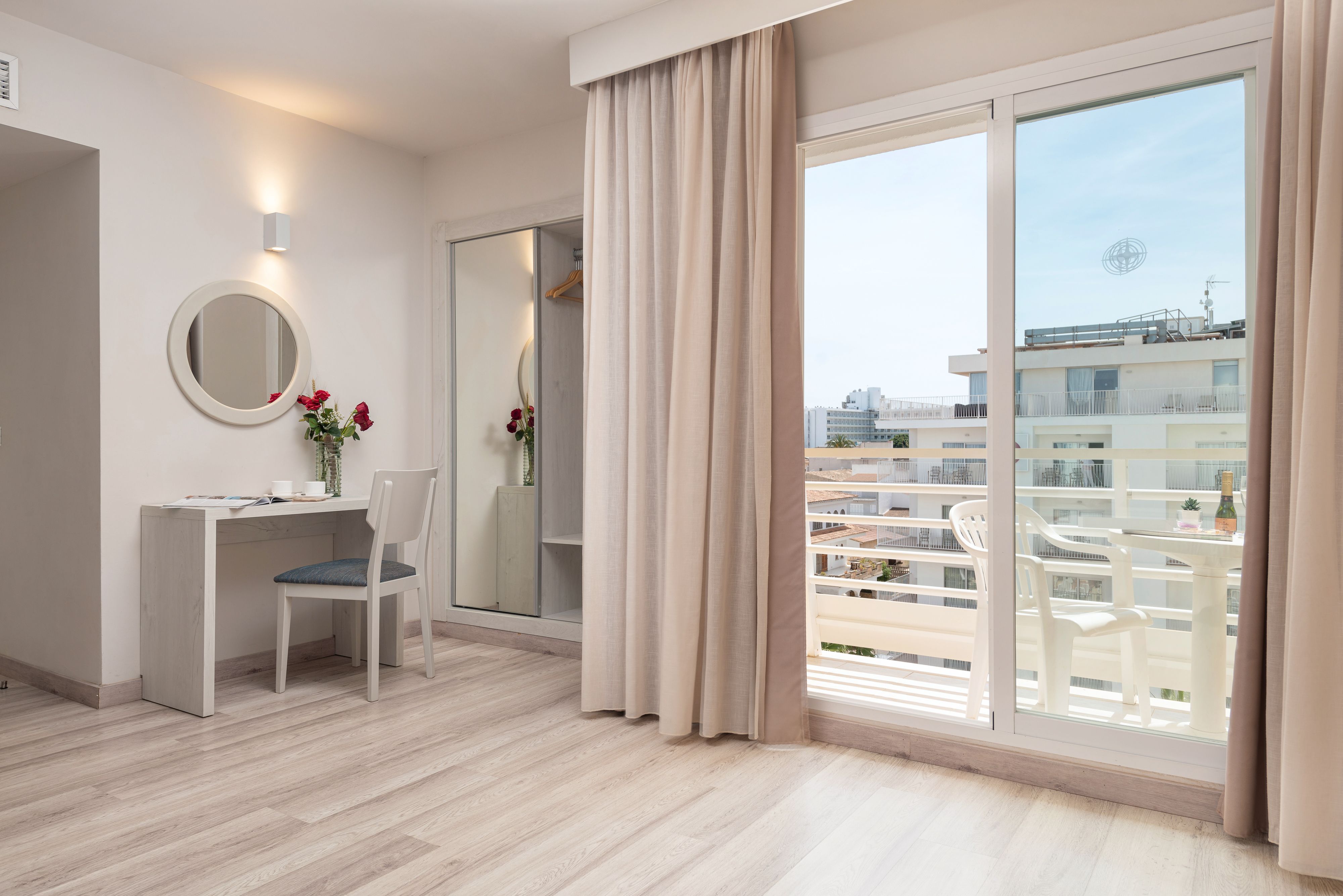 DB - TWIN WITH BALCONY OR TERRACE