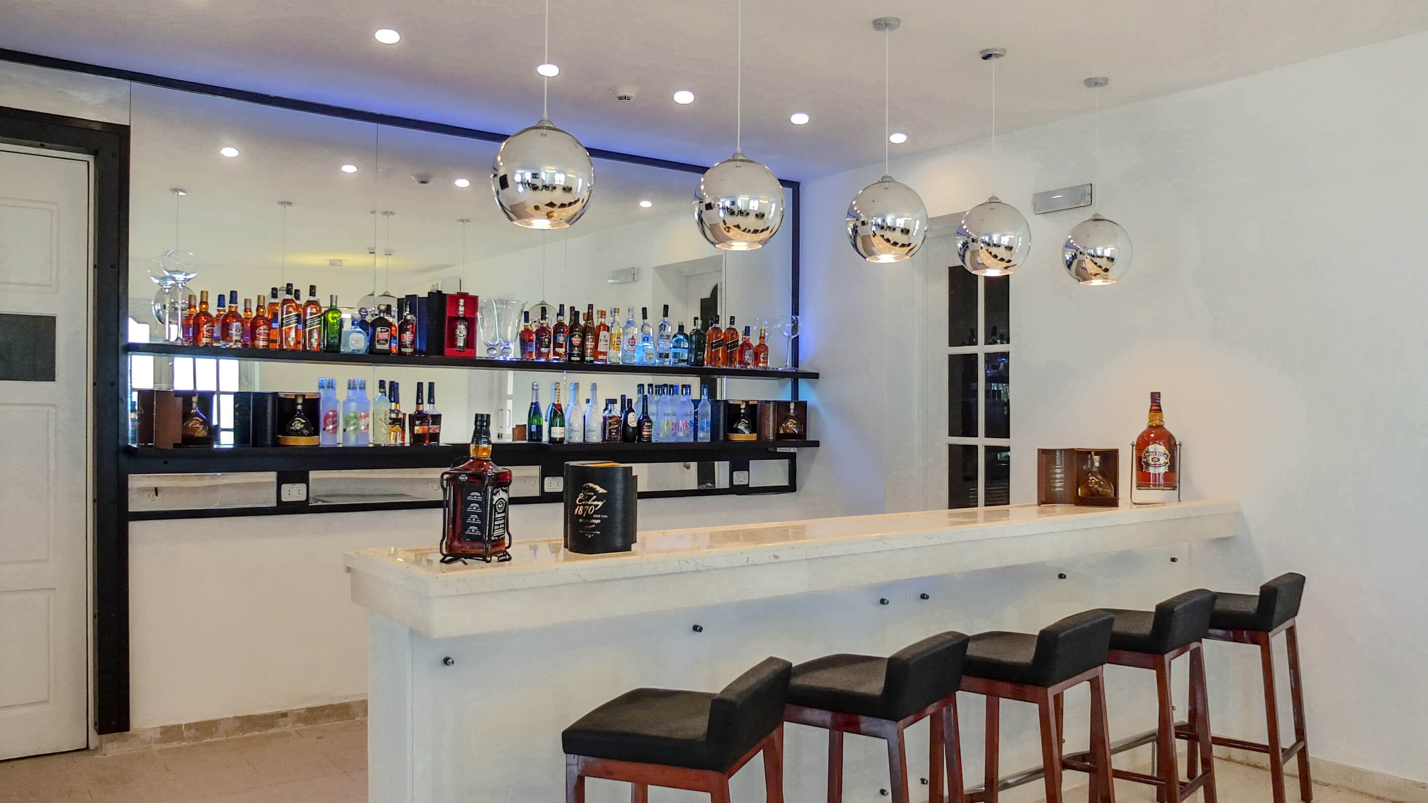 LOBBY BAR