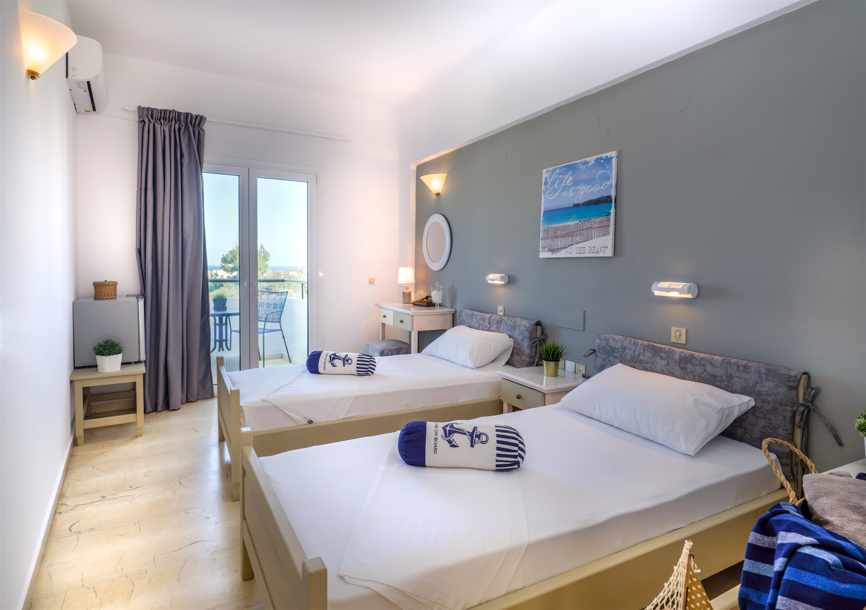 TRIPLE ROOM