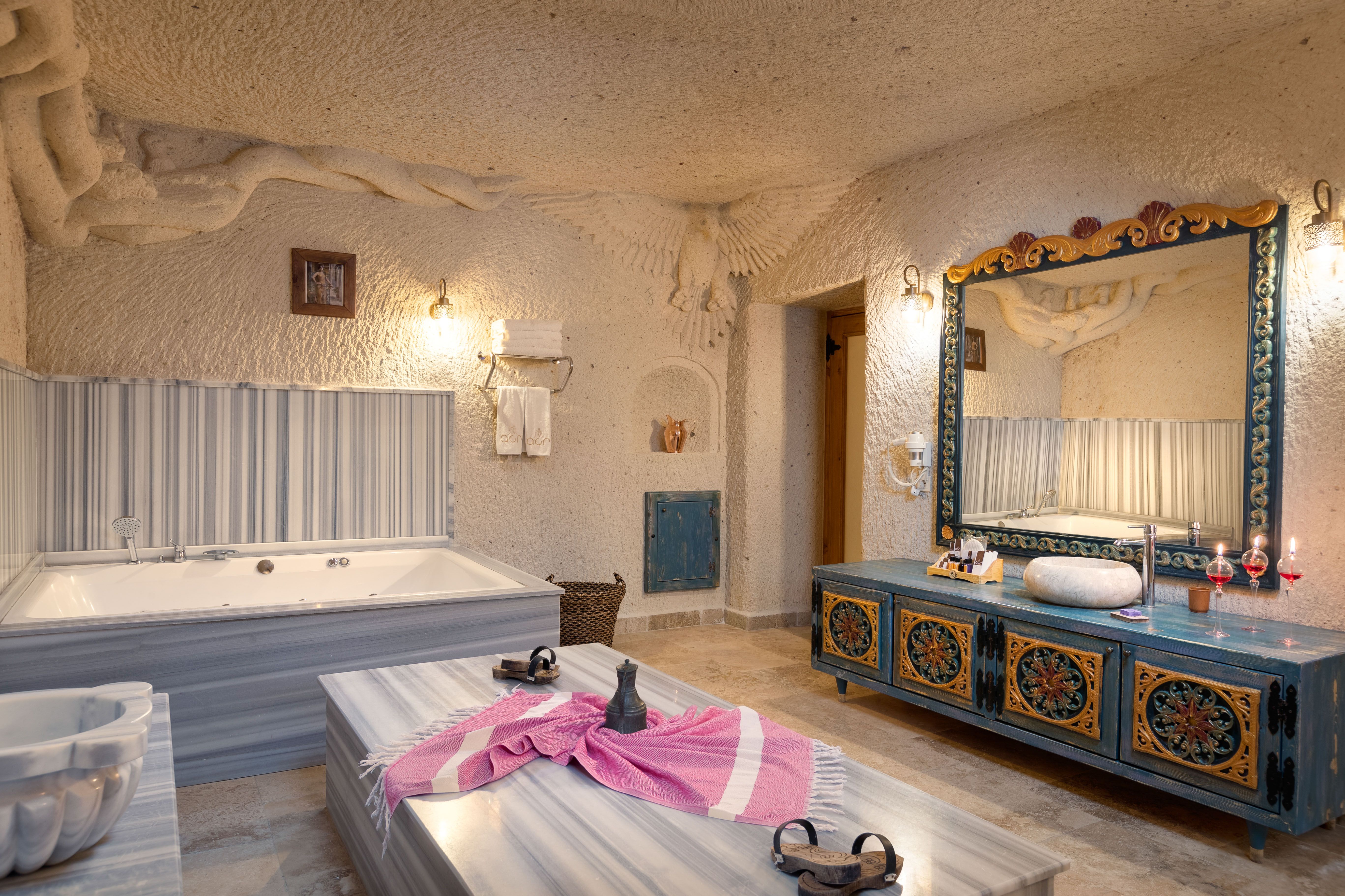 DELUXE KING SUITE