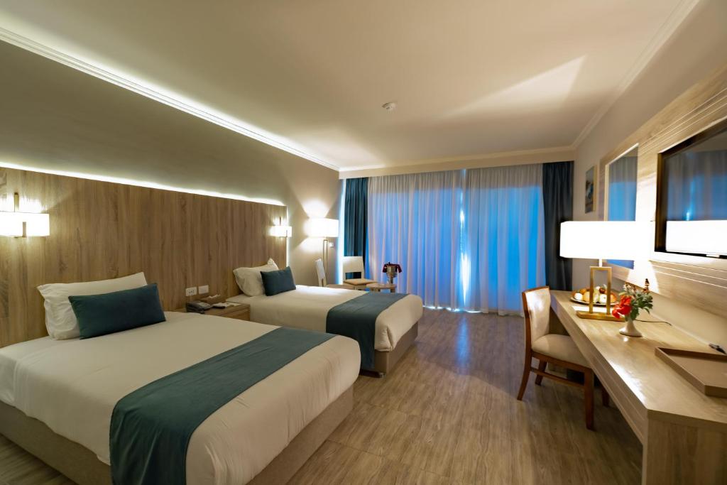SUPERIOR ROOM PARTIAL SEA VIEW                        