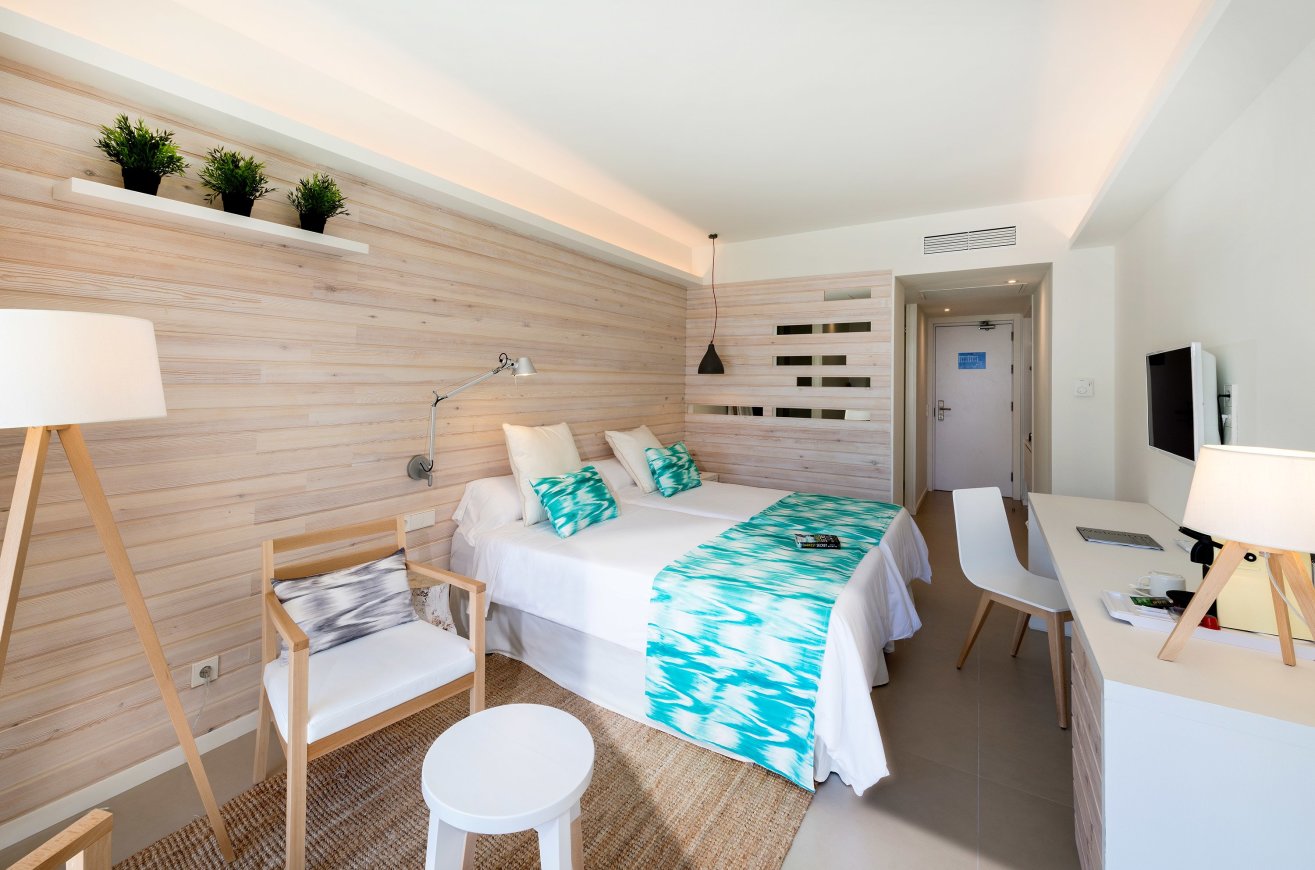 SWIM UP ROOM