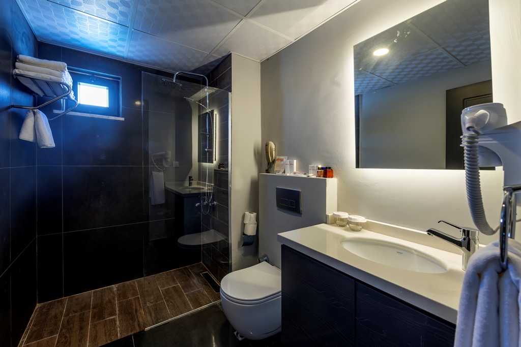 CORNER ROOM