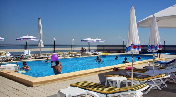 Nisipurile de Aur, Hotel Lilia, exterior, piscina.jpg