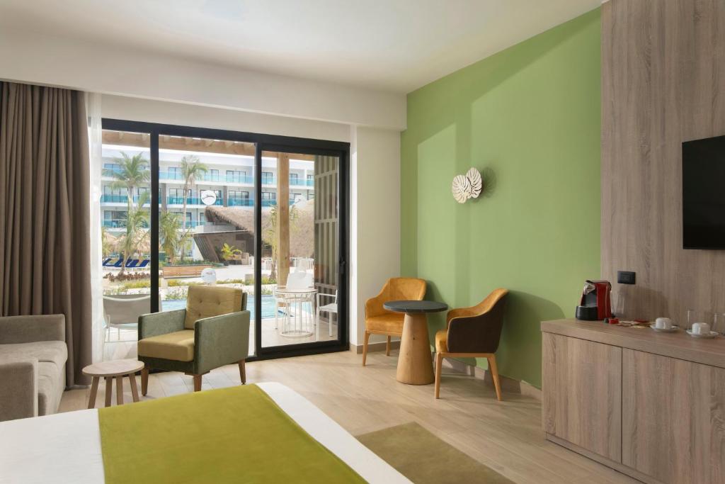 JUNIOR SUITE SWIM OUT GARDEN VIEW