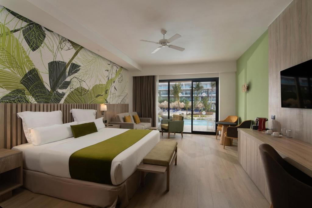 JUNIOR SUITE SWIM OUT POOL VIEW