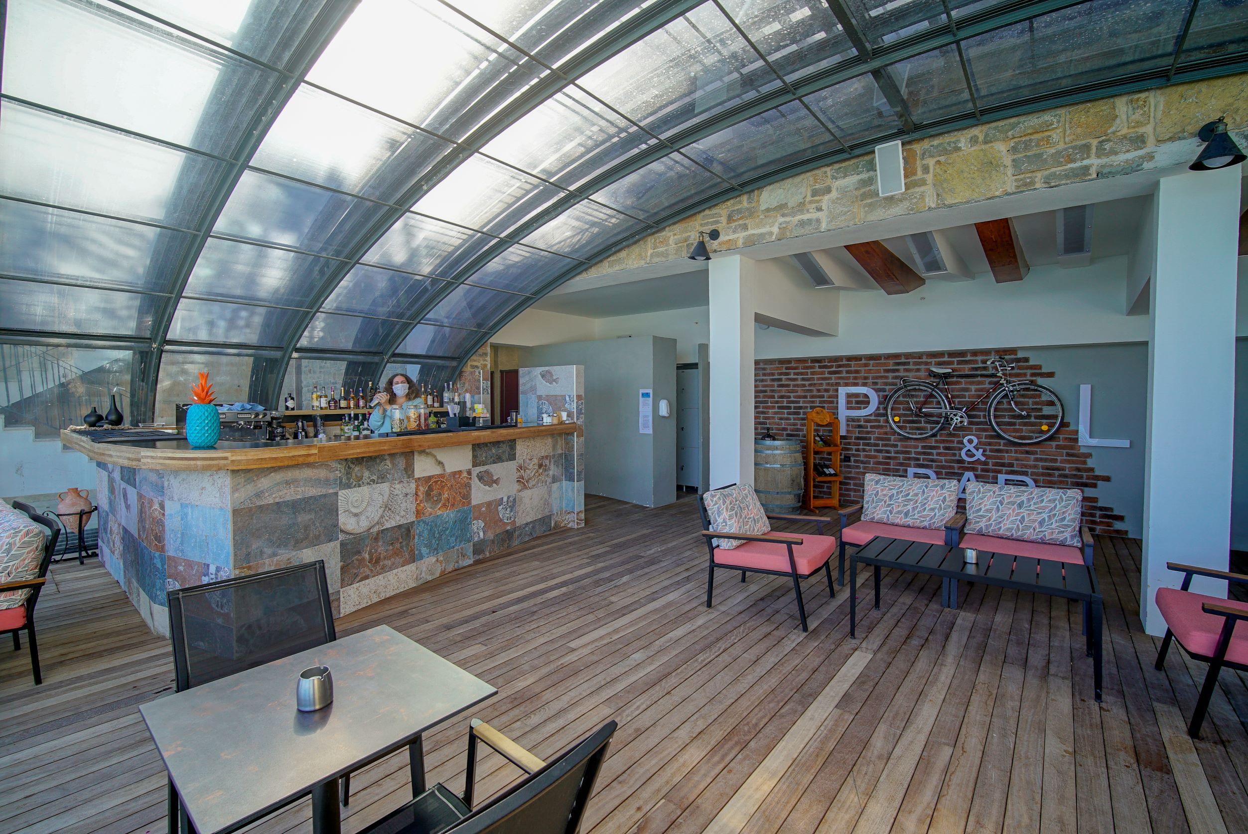 Kylix Pool Bar