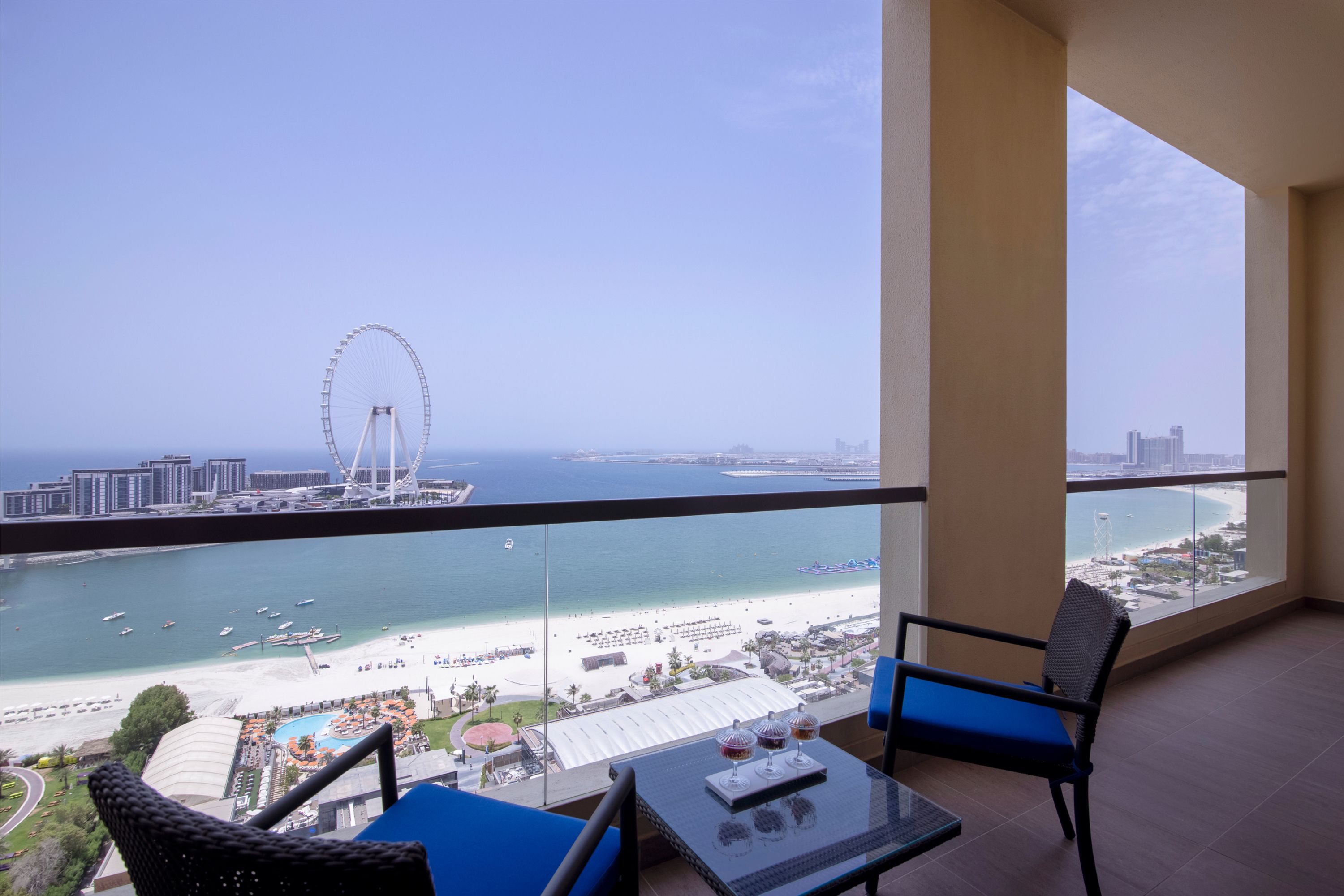 SEA FRONT 1 BEDROOM SUITE W/ BALCONY & LOUNGE ACCESS