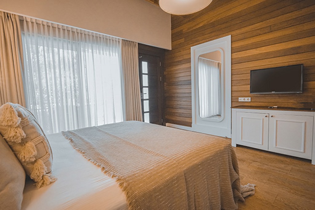 ORANGE STANDARD ROOM